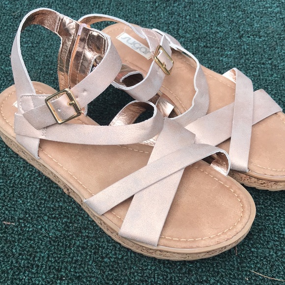 Size 4 sandals bronze pinkish gold color sparkly nwot sugar - Picture 6 of 7